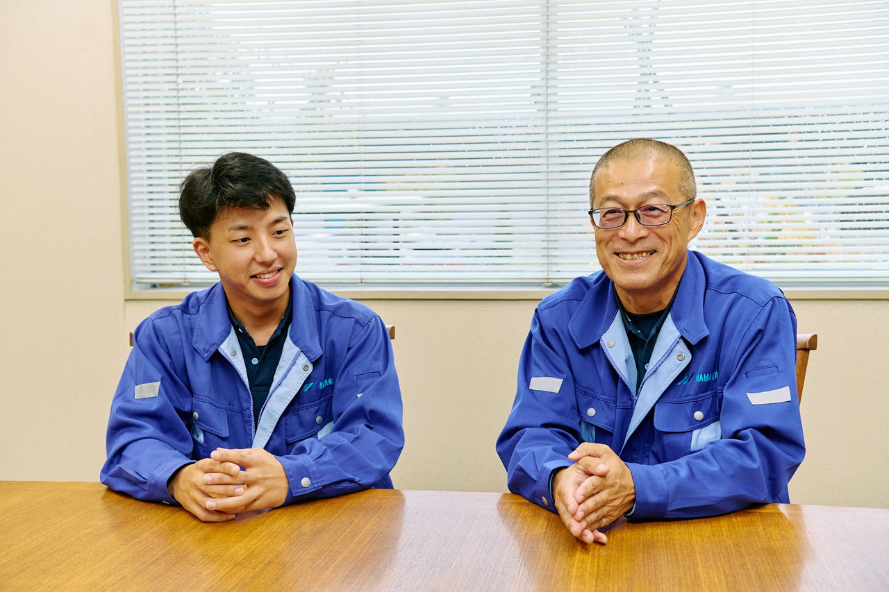 左からドライバーの濱田 貴仁氏と越川 敦史氏