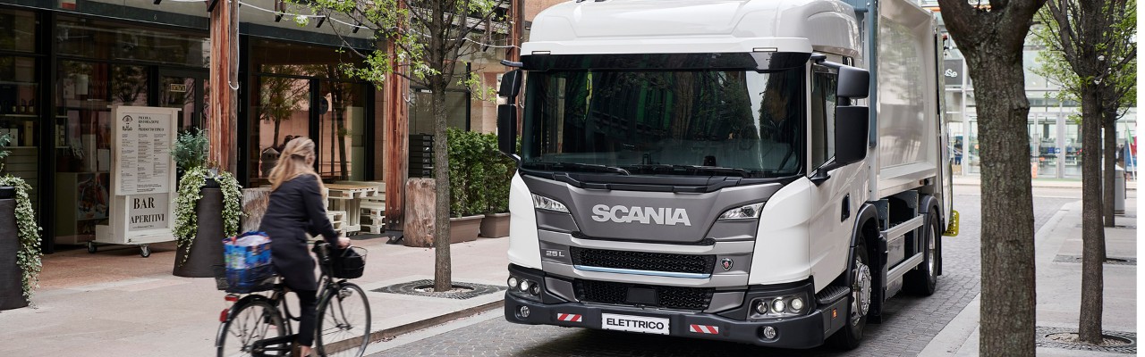 Автомобиль Scania L-серии едет по маленькой улочке