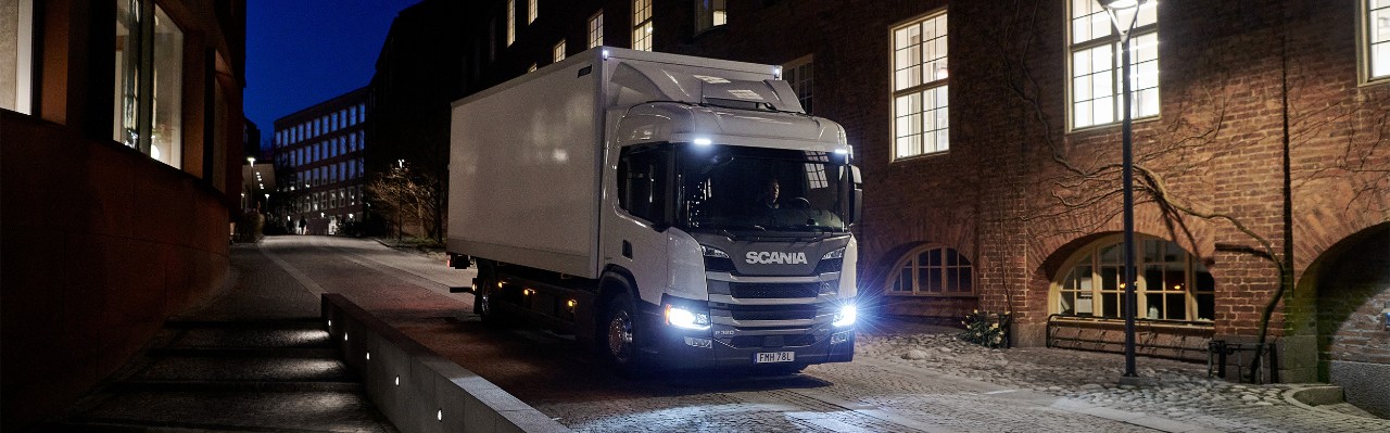 Электрический гибридный грузовой автомобиль Scania с зарядкой от сети