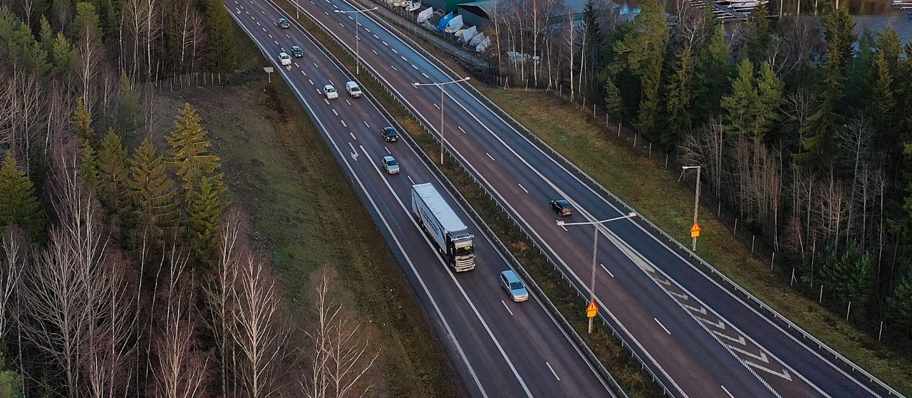 Pirmieji autonominiai sunkvežimiai greitkeliuose