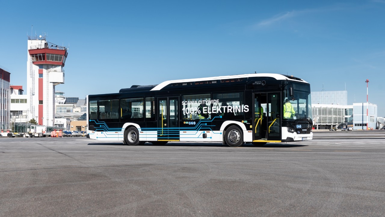 Vilniaus oro uoste išbandomas elektrinis „Scania Citywide LF“ autobusas