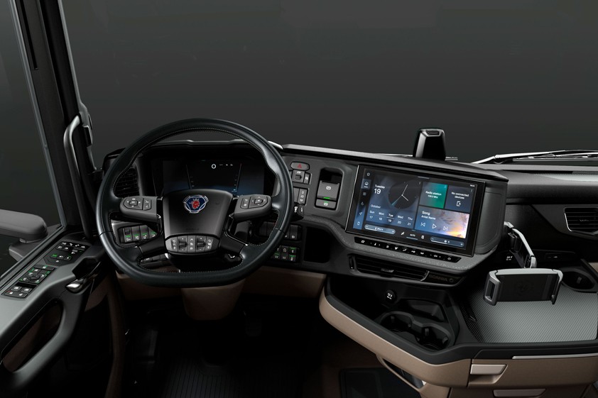 intérieur d'un camion électrique Scania avec tableau de bord numérique