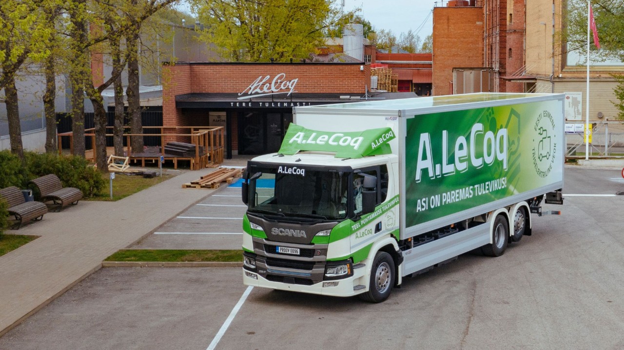 Scania nodod klientam pirmo elektrisko kravas automašīnu Baltijā
