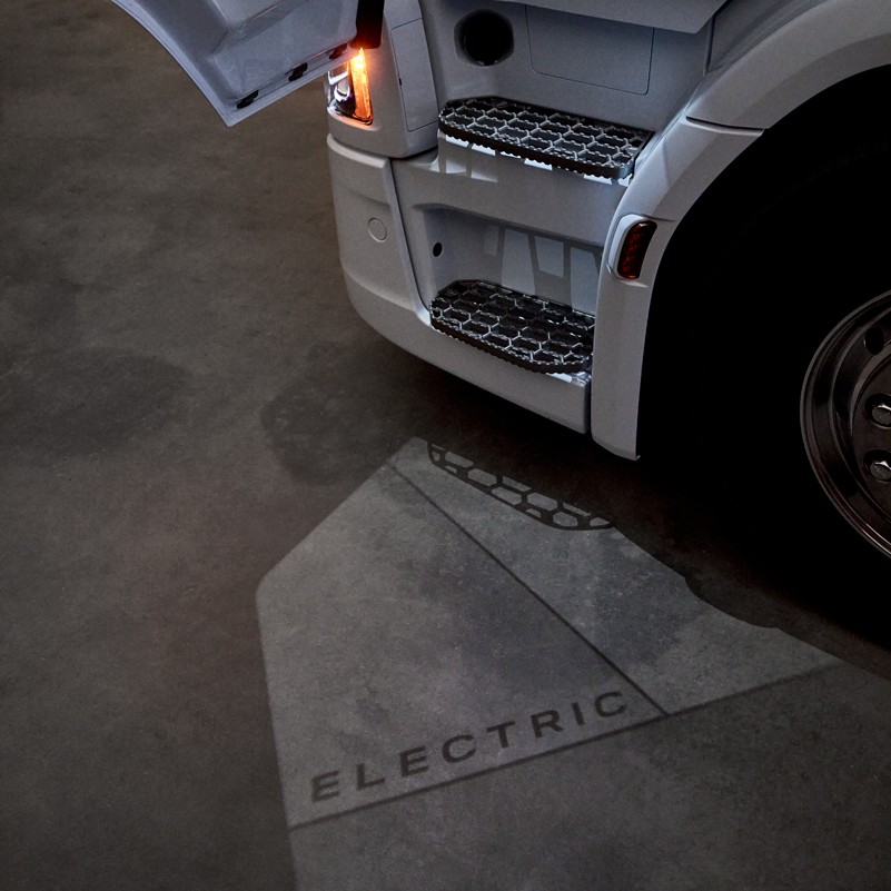 Ar akumulatoru darbināmā elektriskā kravas automobiļa priekšējās durvis