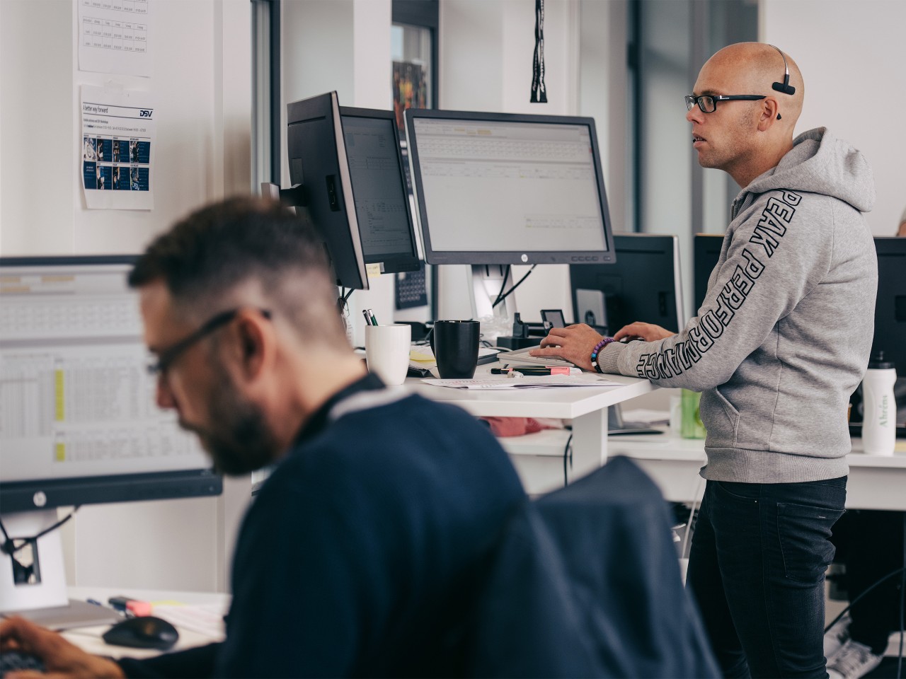  Deux hommes au bureau