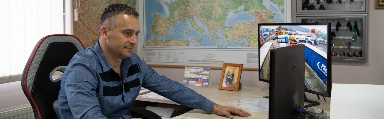  Homme dans un bureau