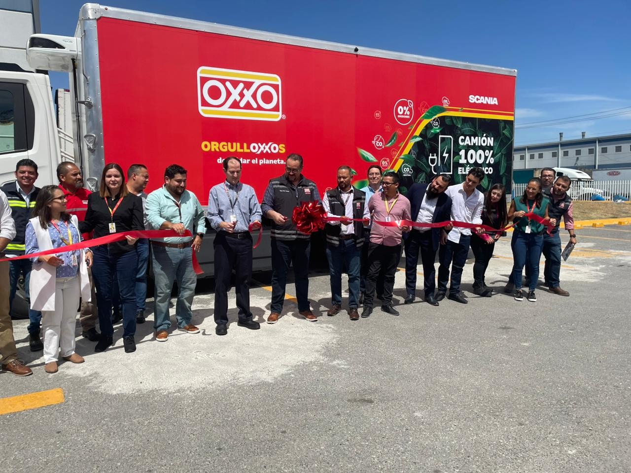 Coloca Scania México 57 unidades con OXXO, una de ellas, eléctrica