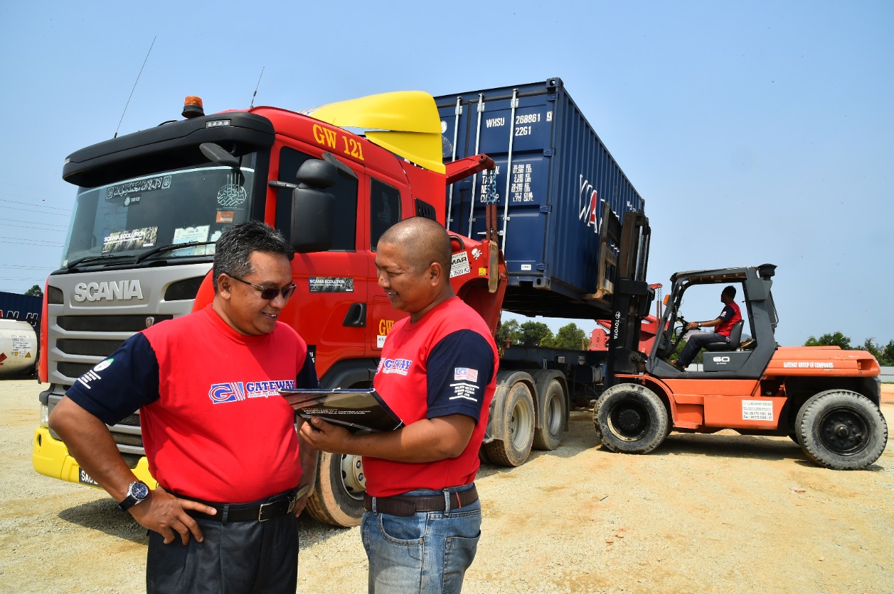 MR. RISHINSA YUSOFF with his staff