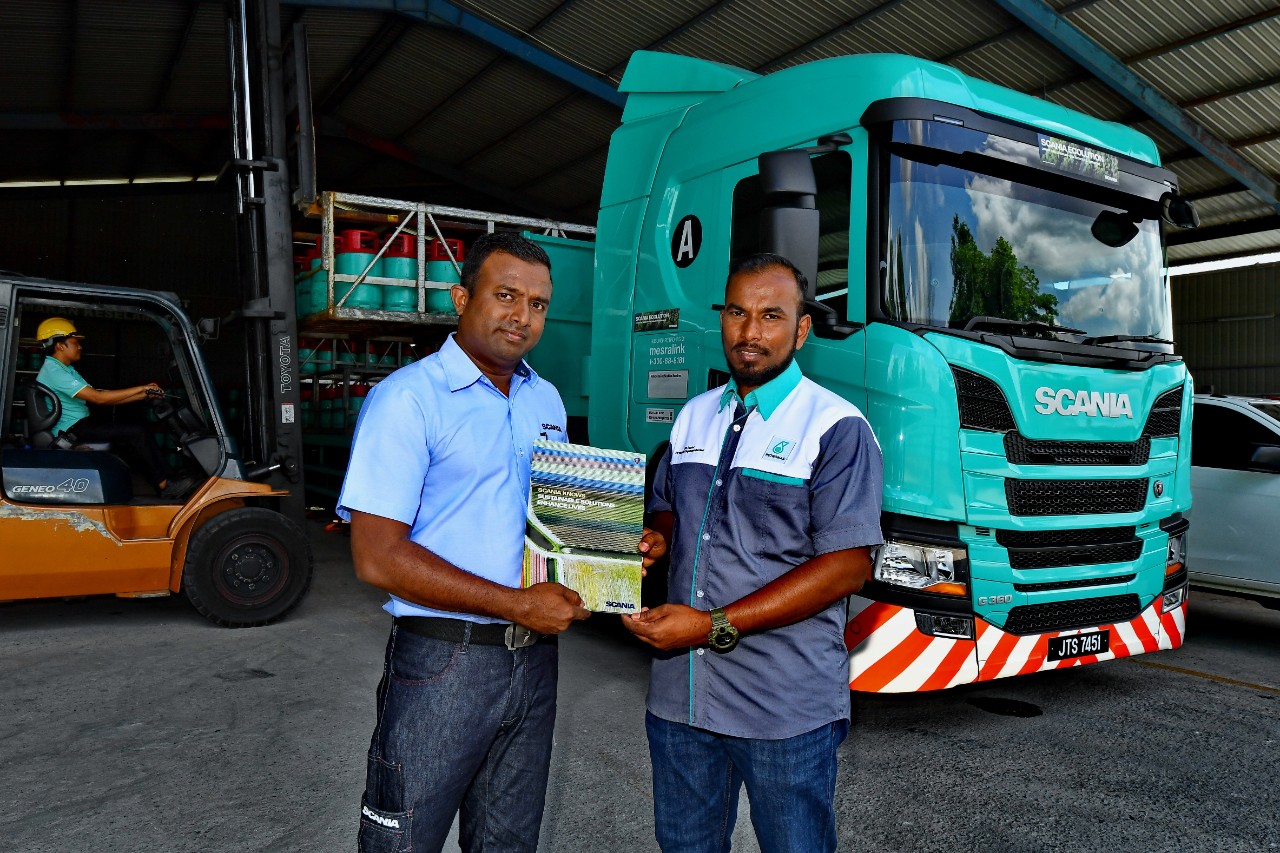 Kana (Scania Sales representative) with Mohd Sidek