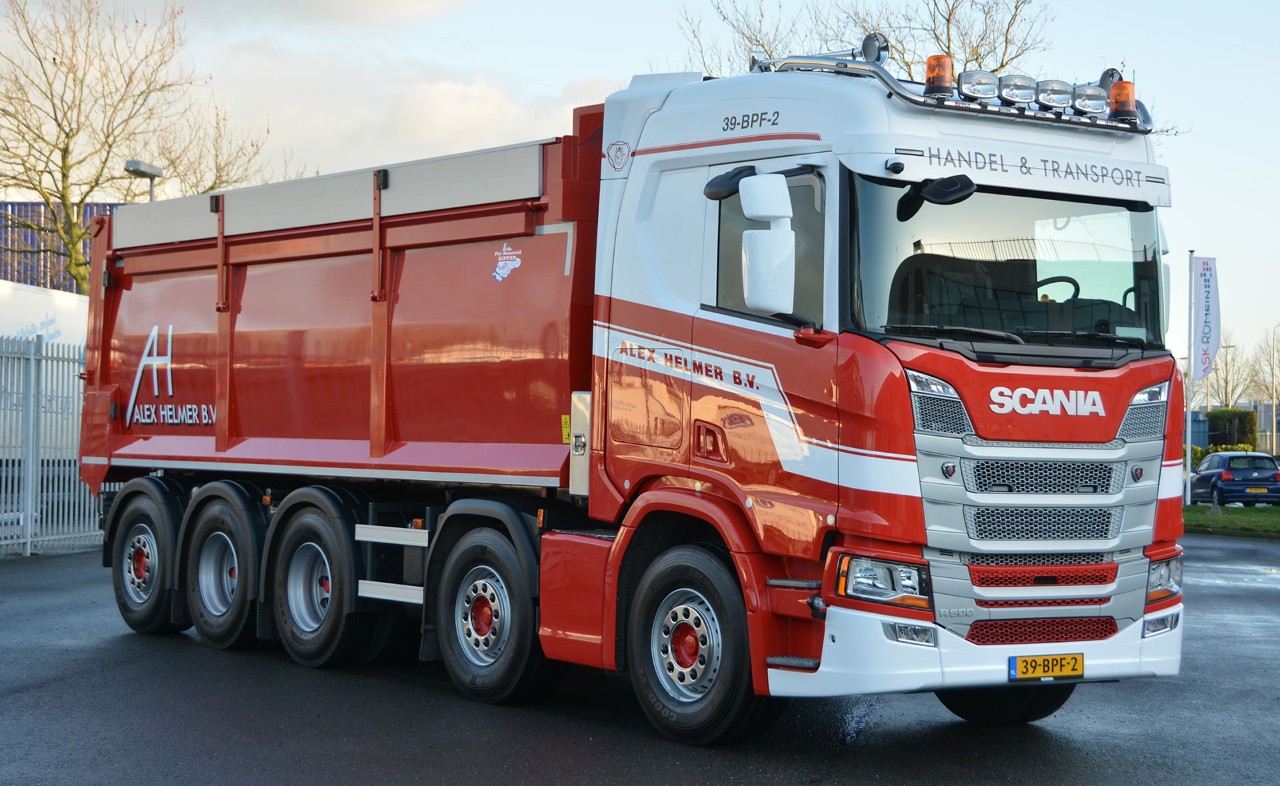 Alex Helmer timmert met Scania aan de weg