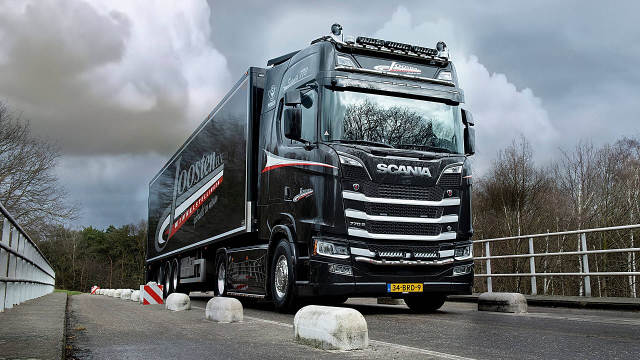 Scania vrachtwagen voor Joosten Winkelstellingen BV