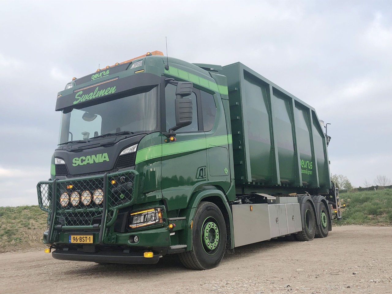 Geurts Boom & Groen kiest voor comfortabele Scania V8 met haakarm en afneembare kraan 