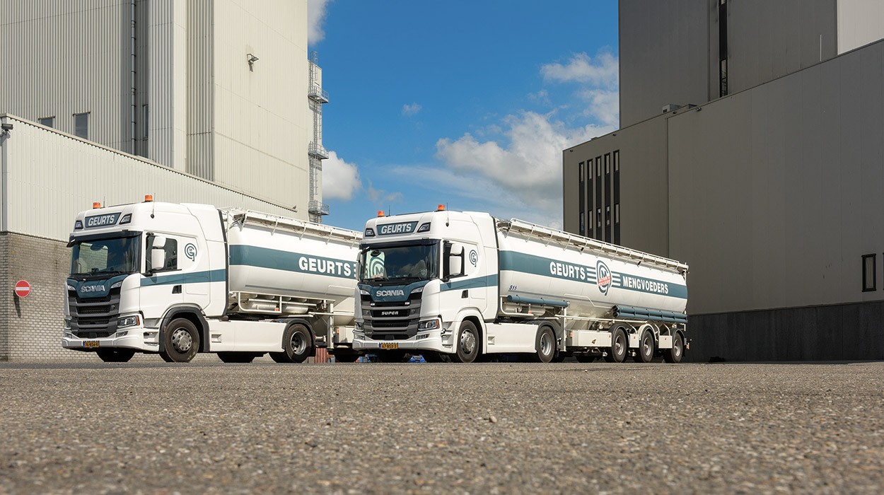 Vier nieuwe Scania trekkers
