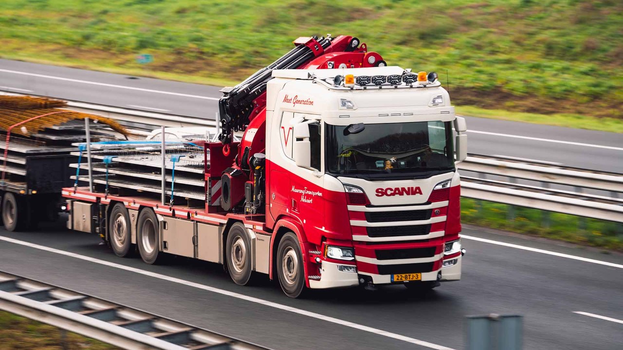 Maurang koopt nieuwe Scania V8 met 95 ton Efferkraan
