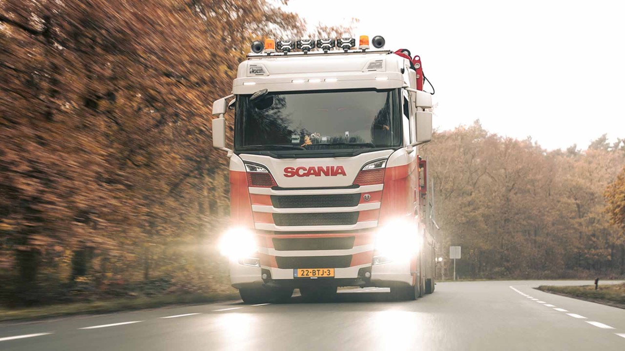 Scania V8 met 95 ton Efferkraan