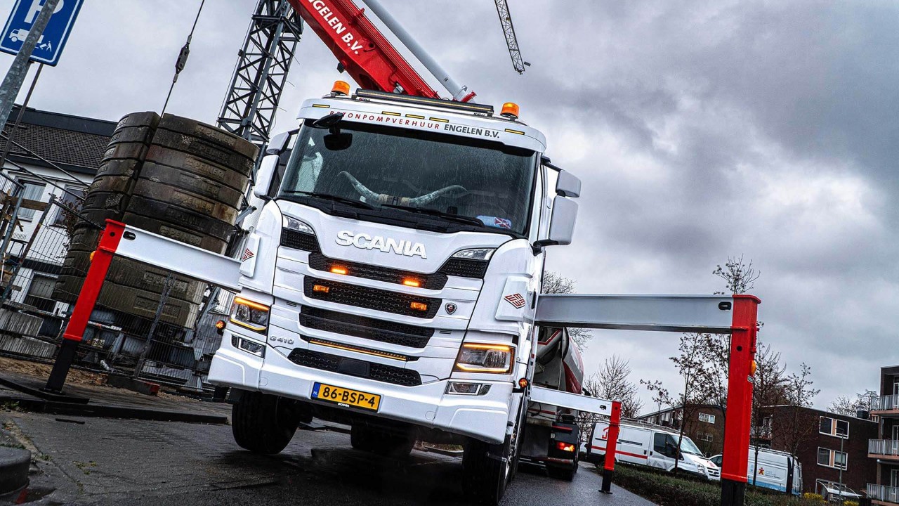 Scania G410 met 36 meter lange betonpomp voor Betonpompverhuur Engelen 