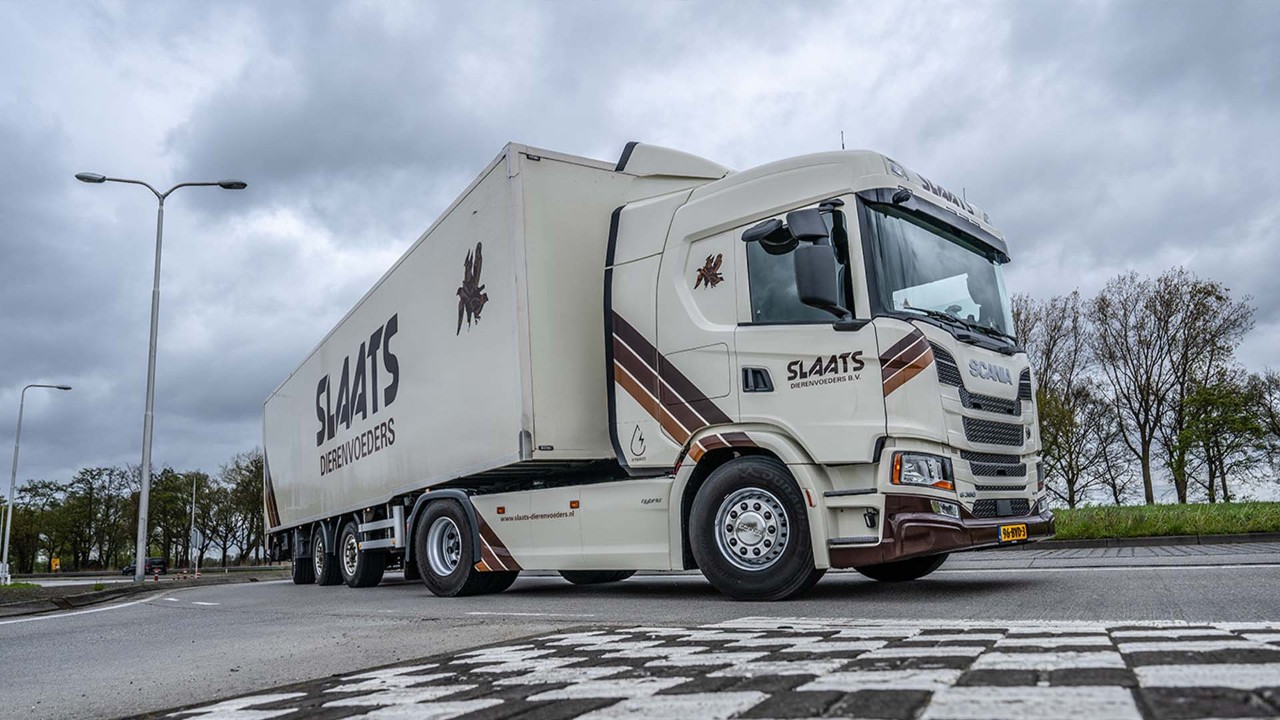 Slaats Dierenvoeders op weg met hybride-elektrische Scania