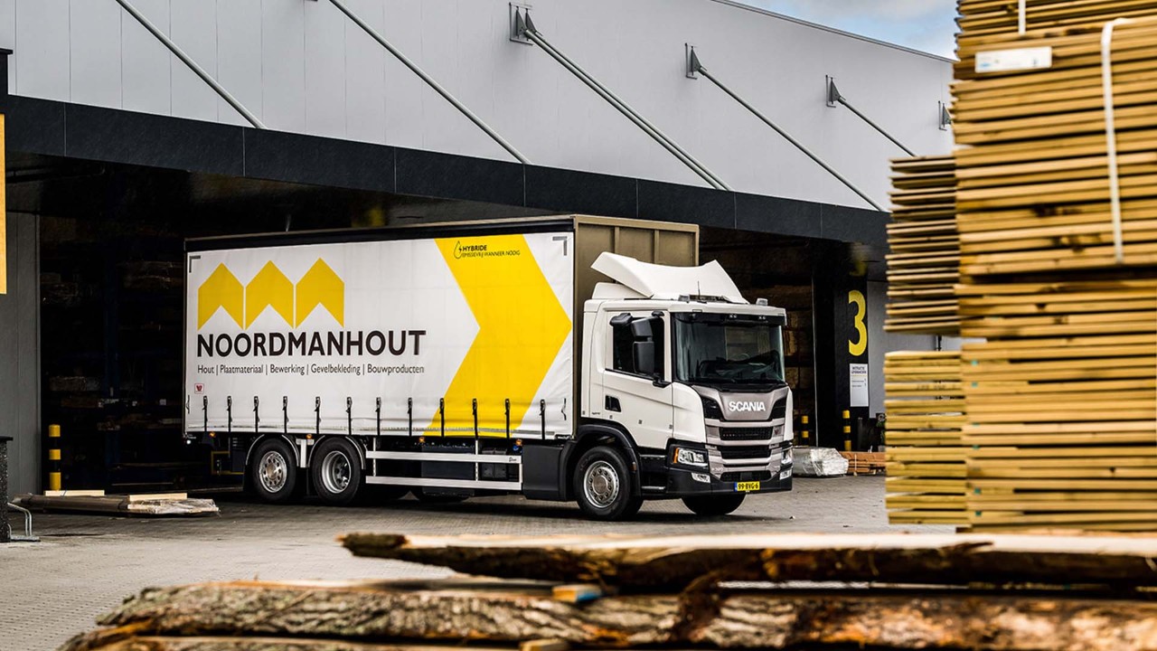 Eerste Scania Plug-in hybride in de Bollenstreek voor Houthandel Noordman