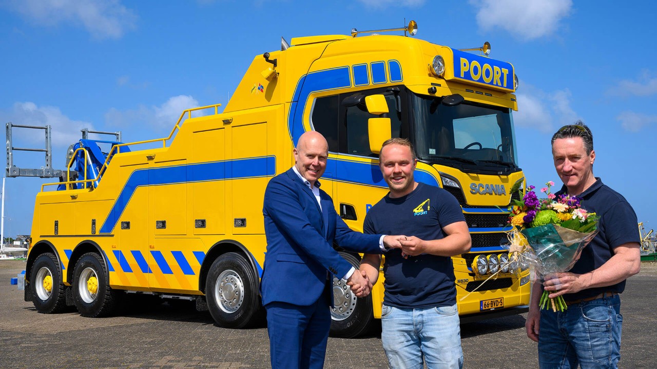 Zware Scania R530 8x4 V8 als bergingsvoertuig voor Poort