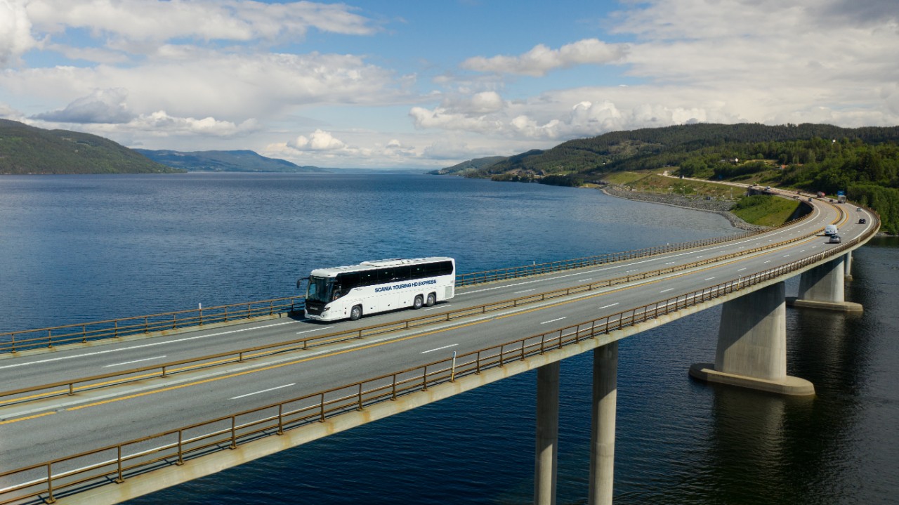 Scania-buss som kjører ned en bakke