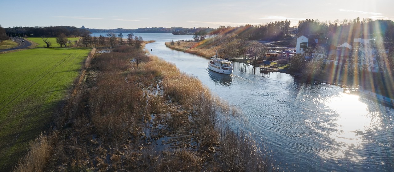 Passenger ferry with hybrid powertrain