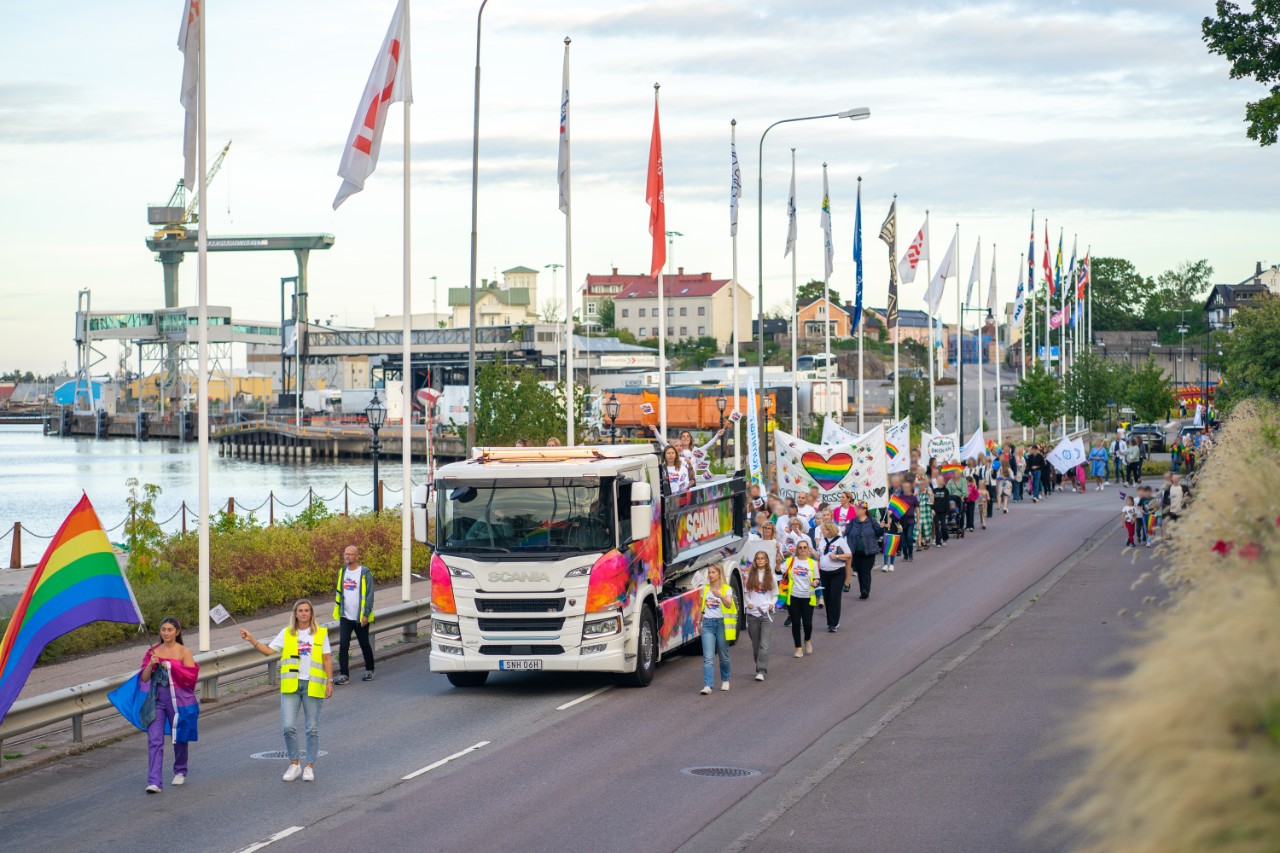 Scania Oskarshamn deltog vid Oskarshamns Prideparad