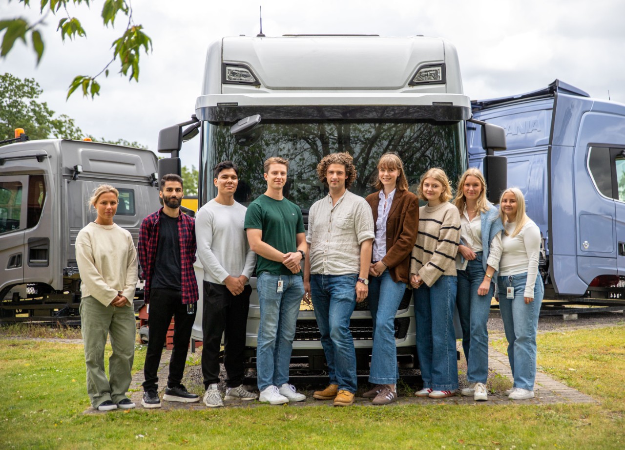 På bilden ses nio av årets Sommarteknolger på Scania Oskarshamn