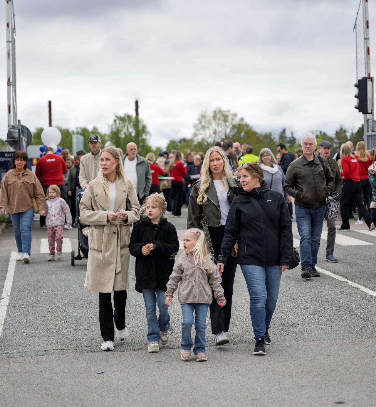 Besökare anländer