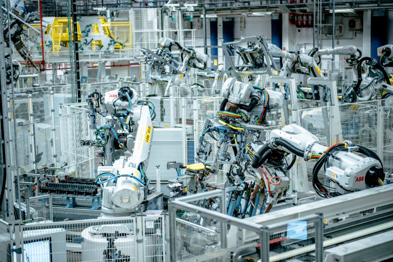 Arbetet är i stor utsträckning automatiserat med hjälp av robotar.