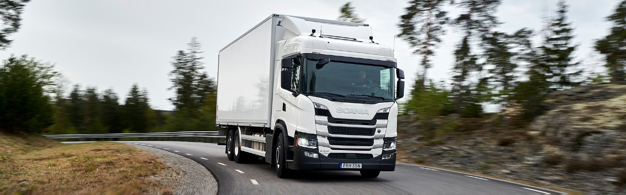 Transporte con temperatura controlada 6x2 con dirección trasera serie G 410 de Scania con etanol