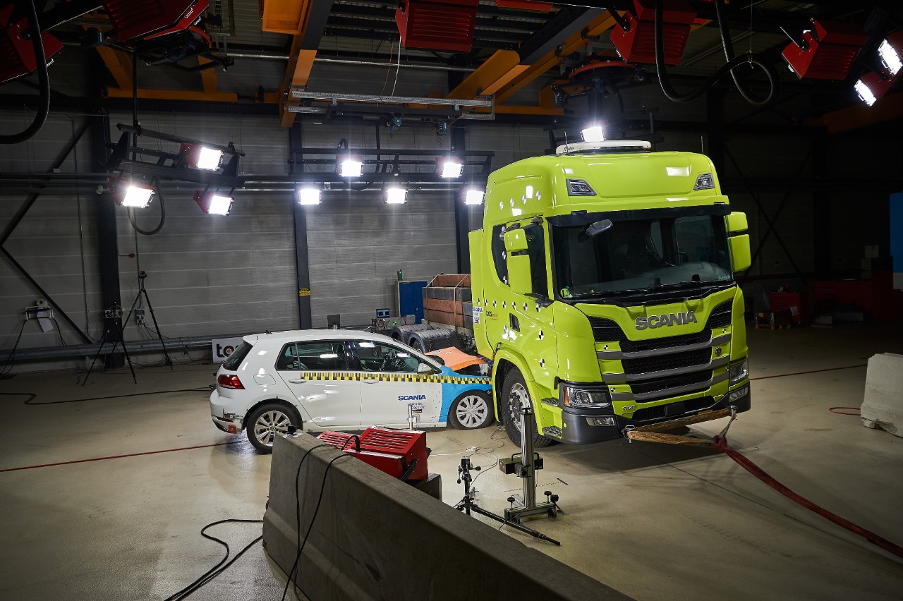 Crash testing an electric scania truck