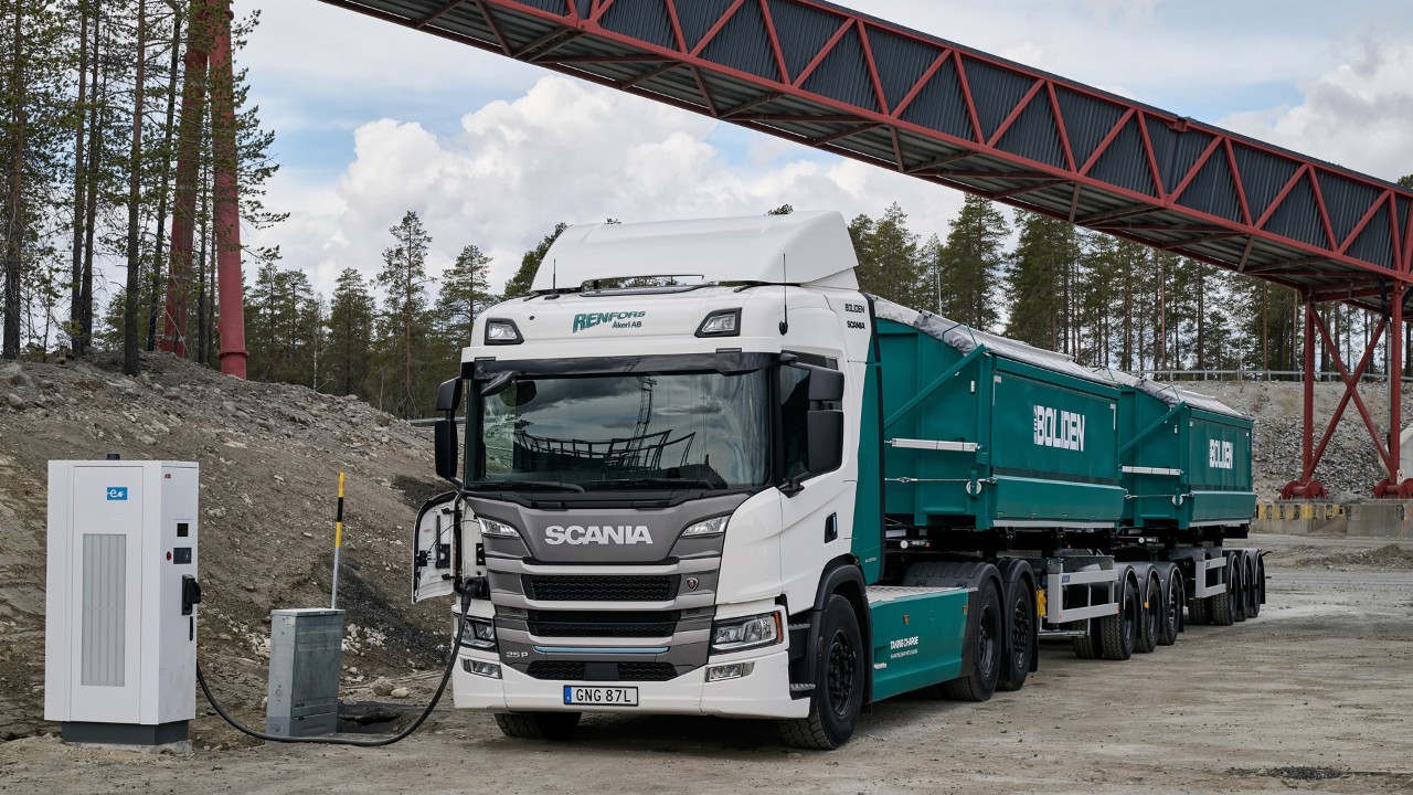 This 74-tonne Scania electric truck runs 19 hours a day at the mine