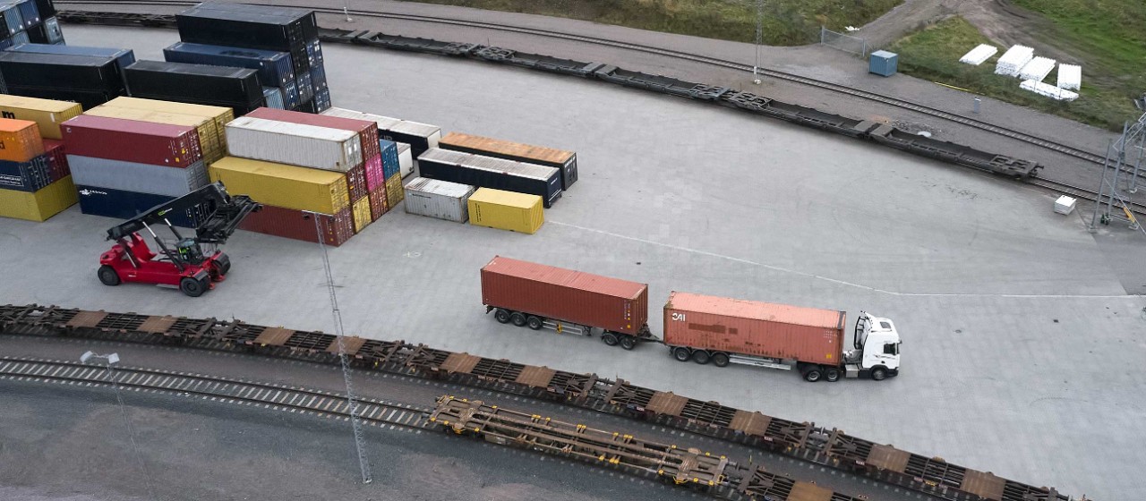 Elektryczny pojazd ciężarowy Scania do ekstremalnie ciężkiego i długiego zestawu Jula Logistics 