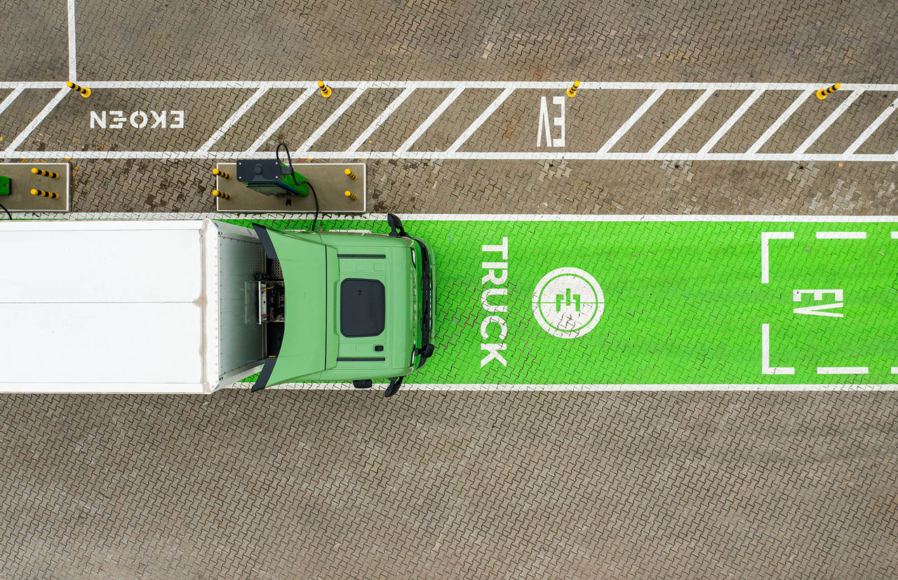 przód elektrycznego pojazdu ciężarowego scania