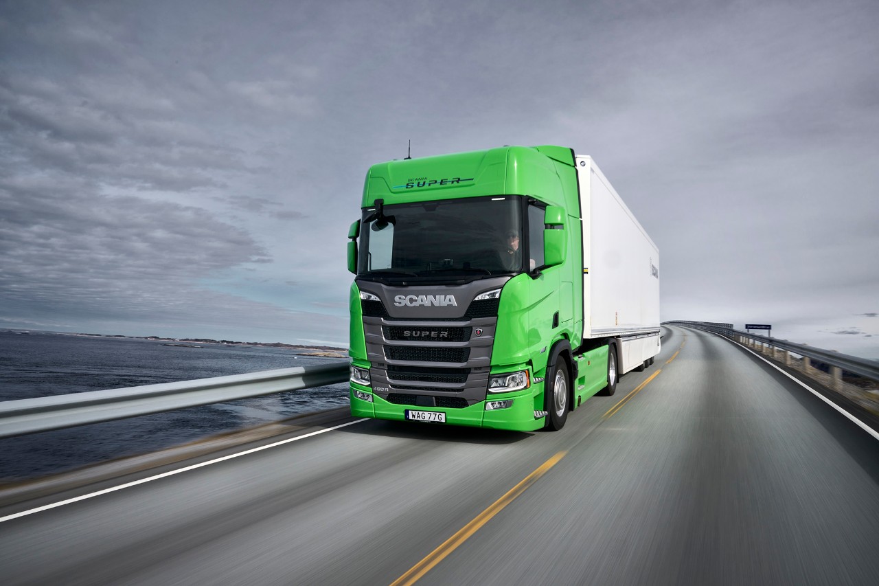 Scania R na moście