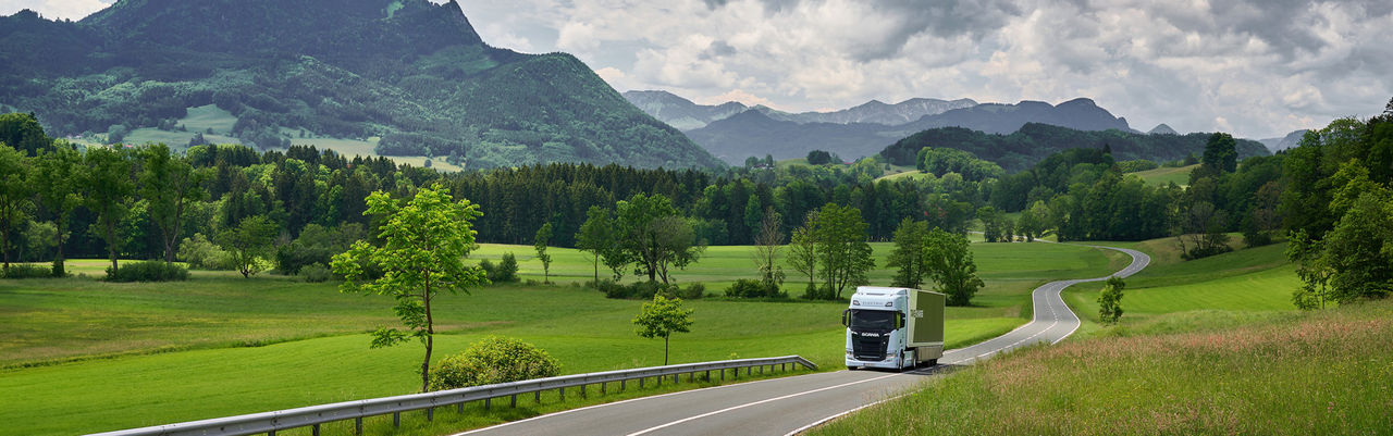Elektryczny pojazd ciężarowy Scania 45-R 4x2 na tle krajobrazu