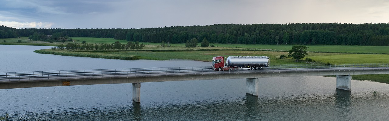 Pojazd ciężarowy Scania S na moście