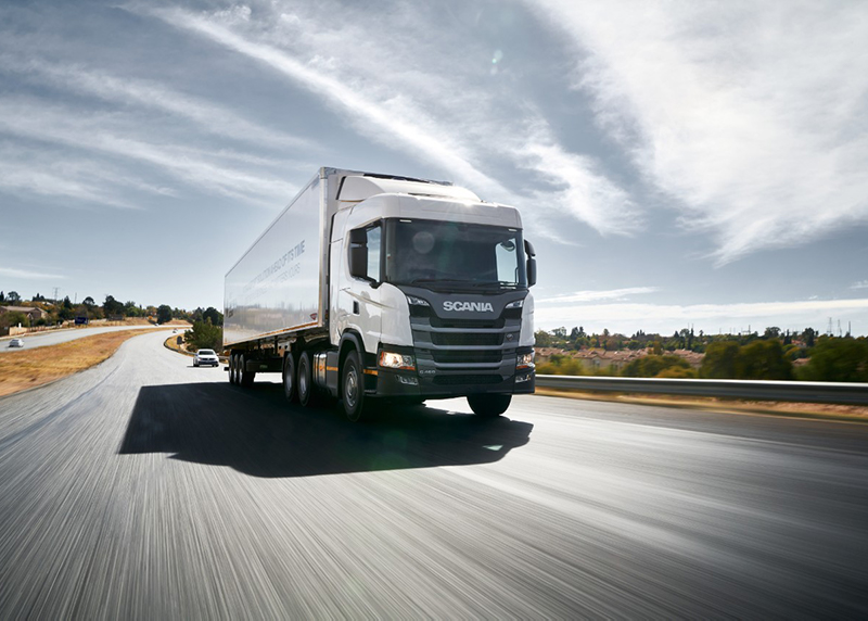 Samochód ciężarowy Scania na drodze
