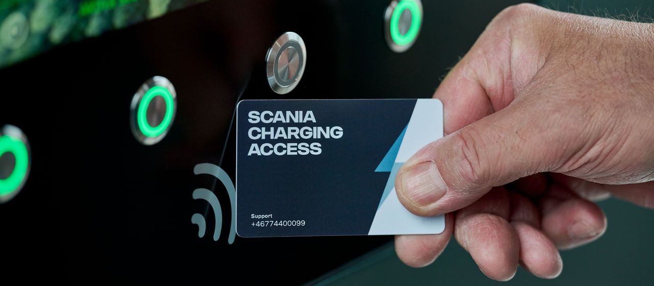 Cartão Scania Charging Access na mão