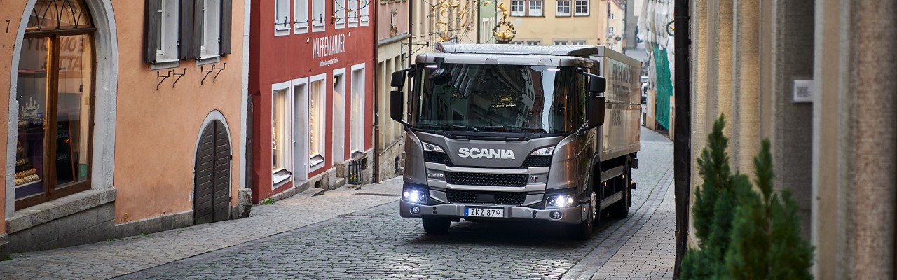 Série L da Scania a circular numa rua estreita