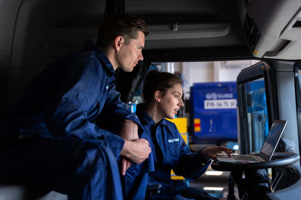 Técnicos de assistência a trabalhar num camião