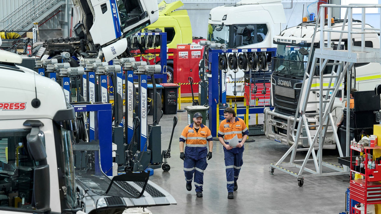 Vy Buss Technical Director Marcus Ekman si  Emil Nilsson, Head of Technical Support for Commercial Operations