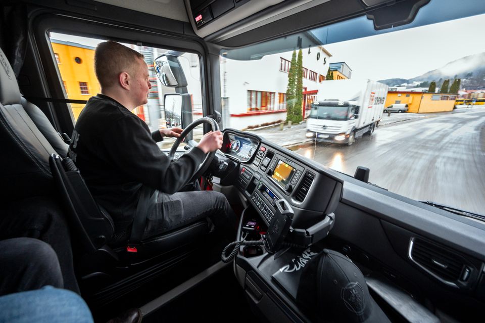 Vy Buss Technical Director Marcus Ekman si  Emil Nilsson, Head of Technical Support for Commercial Operations