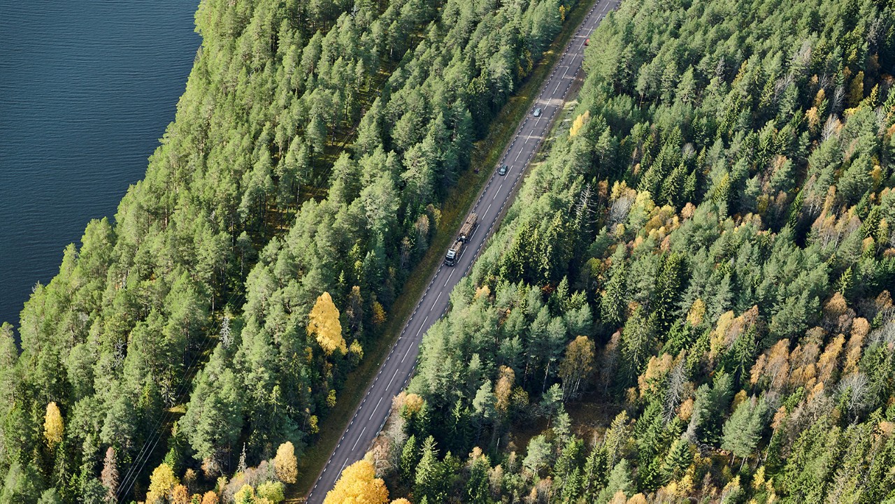Scania rulând printr-o pădure 