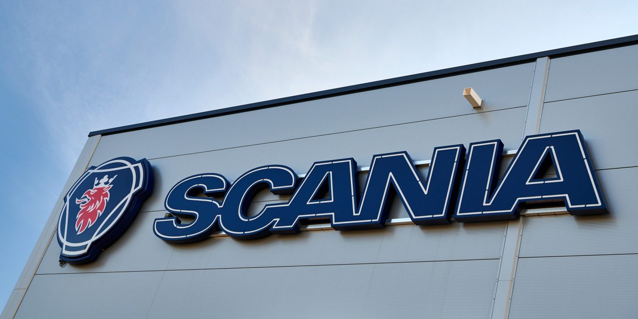  Znak kompanije Scania na zgradi