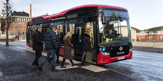 Kunden först - bild på person vid lastbil