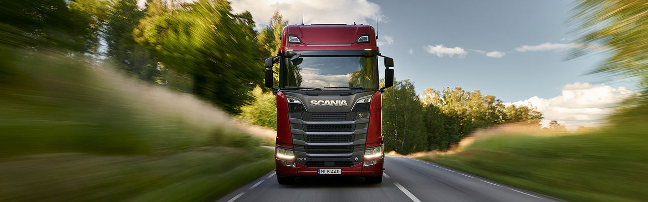 Scania på landsväg under våren