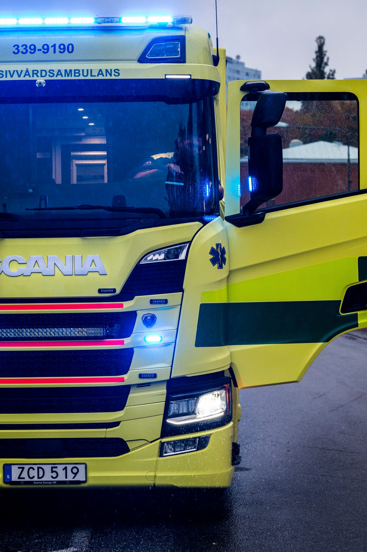 Ambulans med förardörr öppen