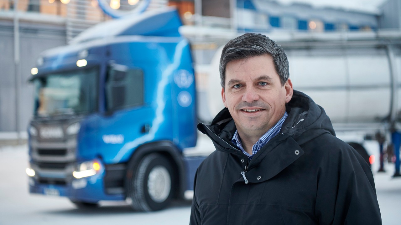  Jonas Wiklund, VD Wibax Group framför Scania 25 P BEV 6x2 bulk transport 