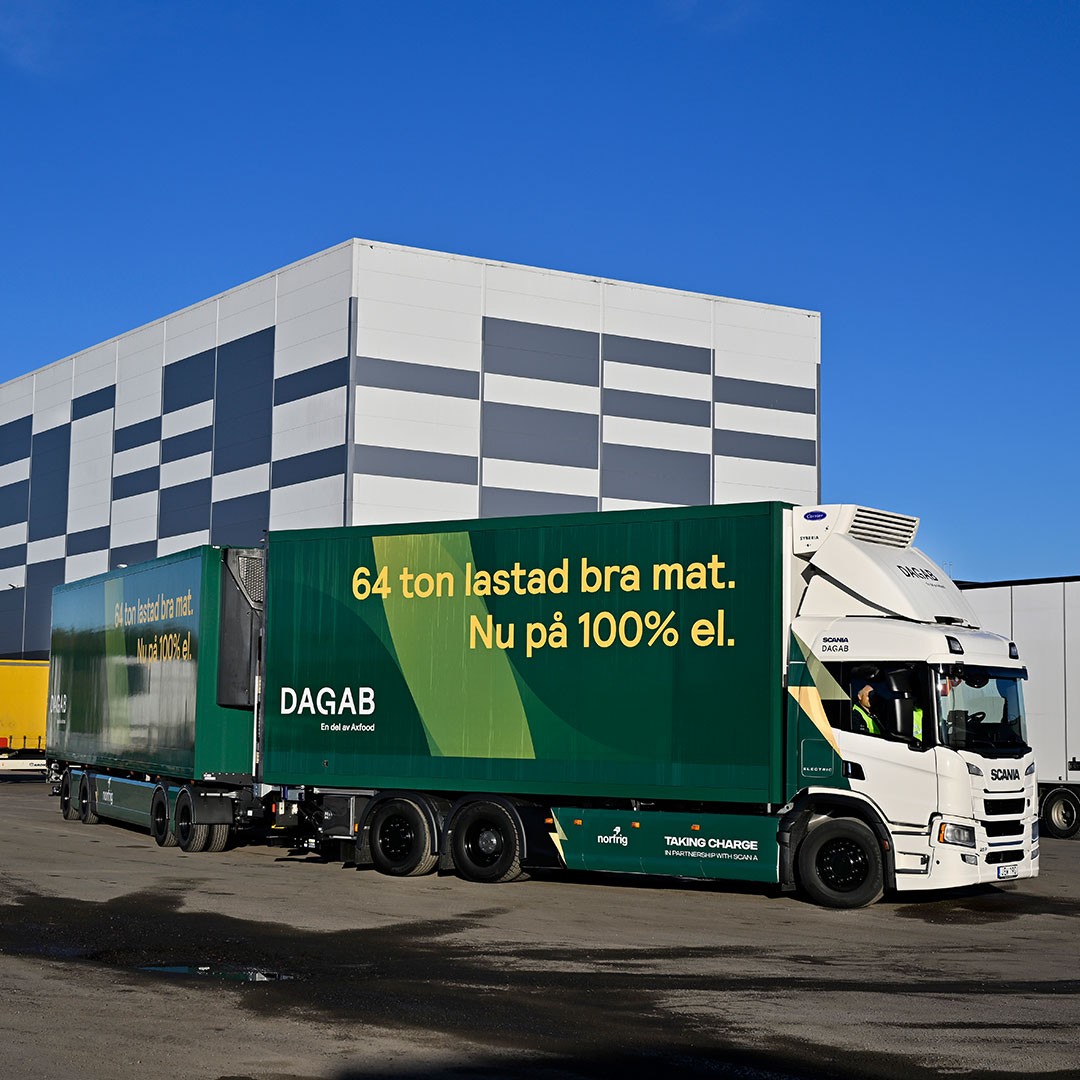 Första leveransen för Dagabs kyltransport med Scanias elektriska 64-tonslastbil